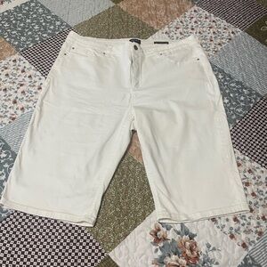Women’s white Jones New York Bermuda shorts size 16